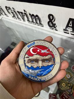 Bir Çift Mavi Gözün Işığında Yazılı Atatürk Peç