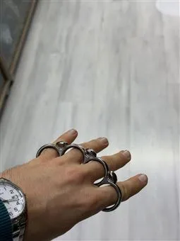 gümüş renkli 4 parmak muşta detay görünüm