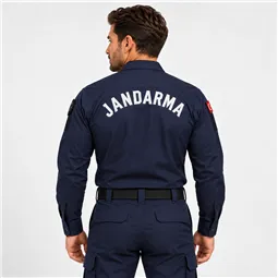 Jandarma asayiş kışlık gömleğin sırtındaki JANDARMA yazısı, arkadan yakın görünüm
