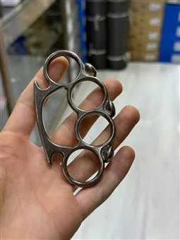 gümüş renkli 4 parmak muşta el görünümü