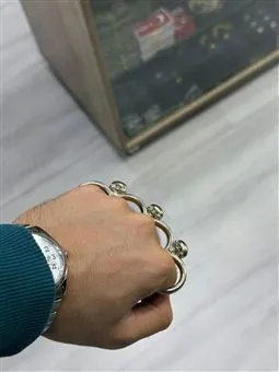 gümüş renkli 4 parmak muşta yan görünüm