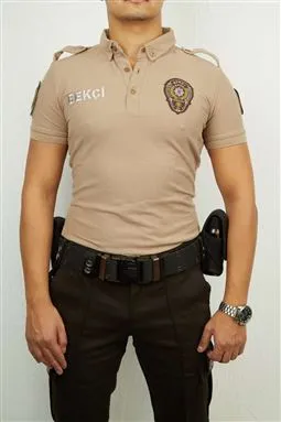 Bekçi tişörtü kahverengi lacoste yaka ön görünüm