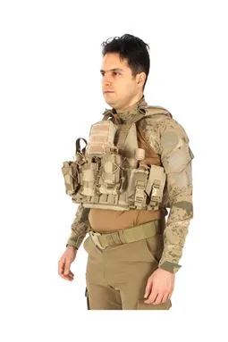 Bej Tactical hücum yeleği CORDURA kumaş ve şarjör cepleri detayı