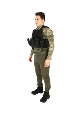 Siyah hücum yeleği arka balistik plaka cebi ve MPT-76 şarjörlük detayı